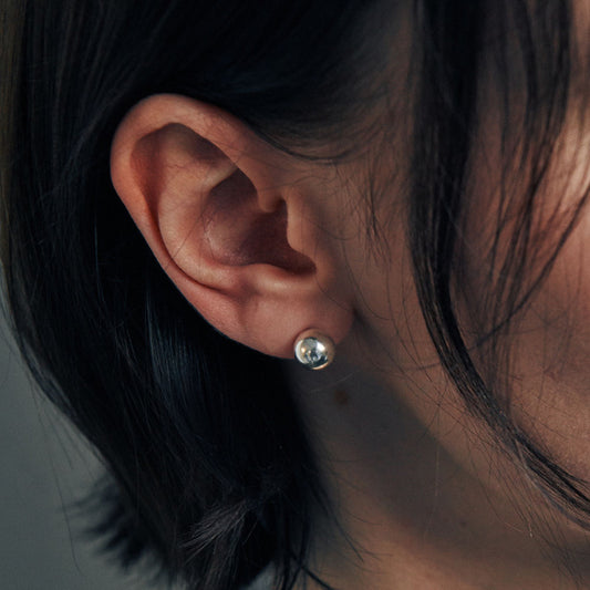 オート ボール ピアス (8MM)：シルバー / HAUTE BALL EARRING (8MM)(SILVER)