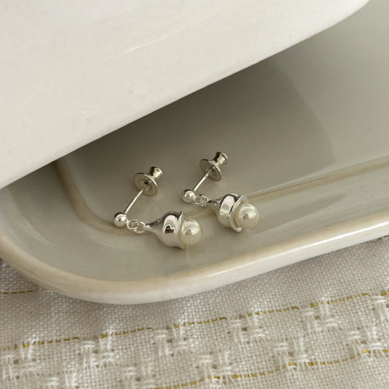 Dewy pearl earring   (Sterling Silver)