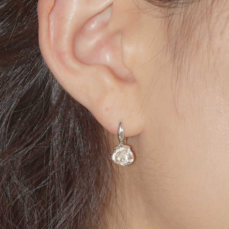 HEART FLOWER WHITE SHELL EARRING