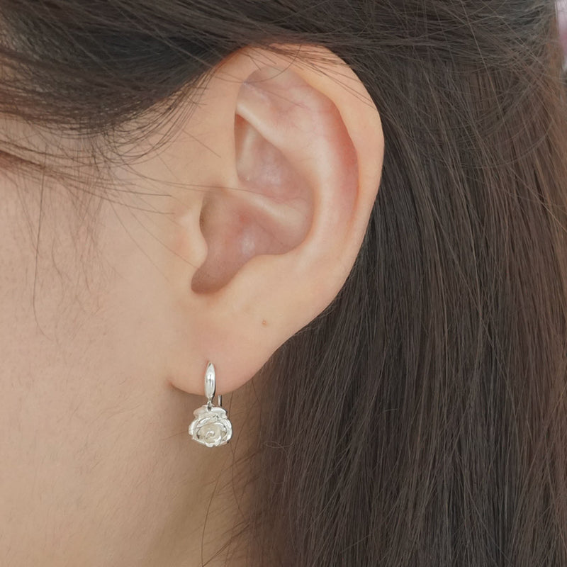 HEART FLOWER WHITE SHELL EARRING