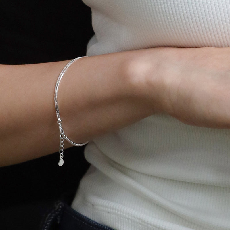 Half connected bracelet