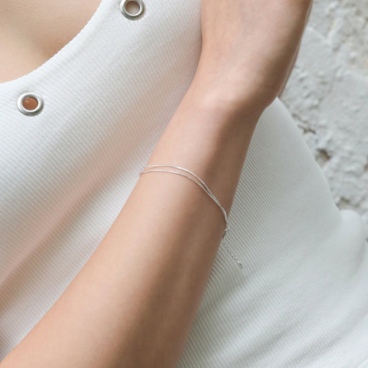 Half connected bracelet