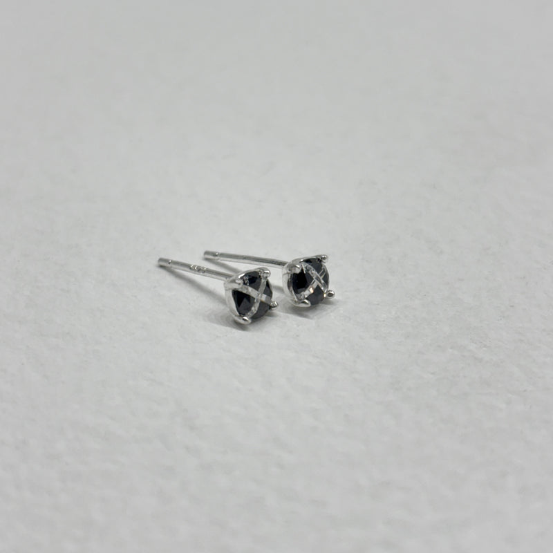 あるじゃん　6mm Stone ピアス　AG FACTORY オニキス　シルバー オニキス ハートハギーピアス（シルバー925）| SMUK公式通販