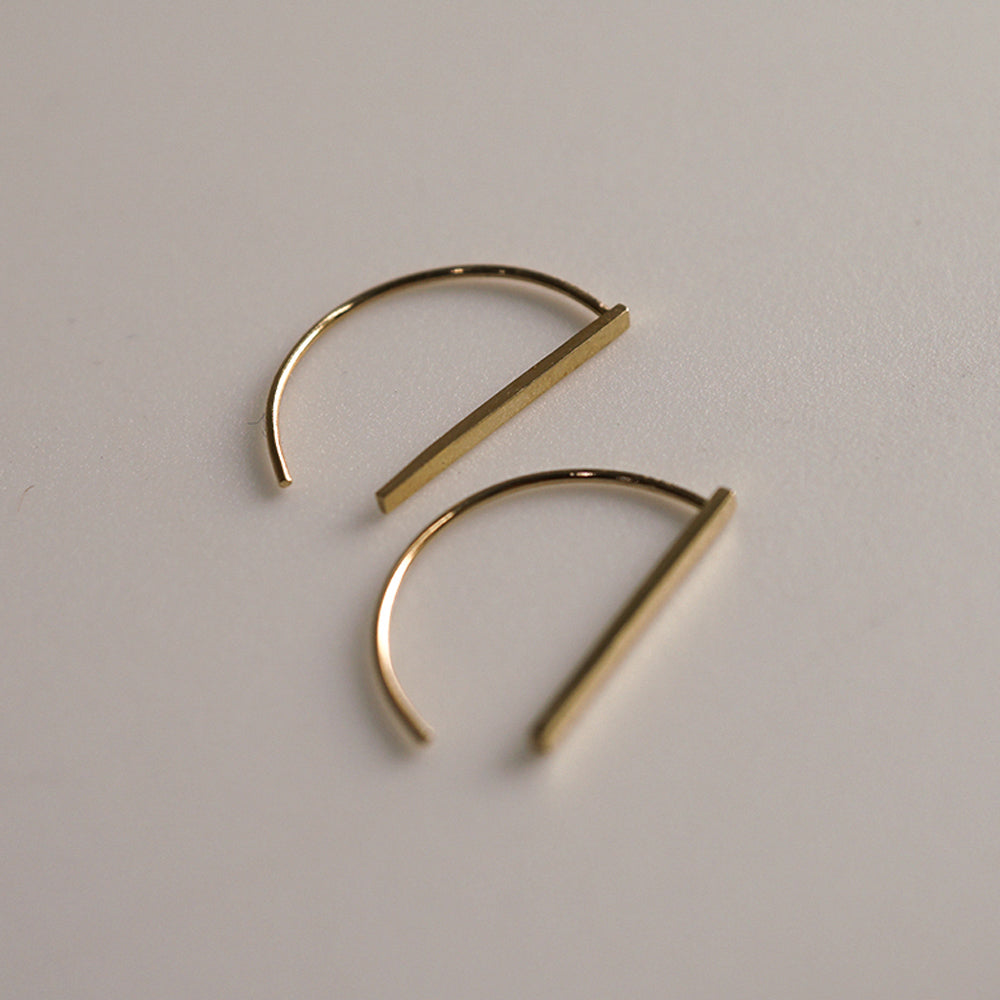 K14 ハーフムーン スティック ピアス / 14K Half Moon Stick Earrings