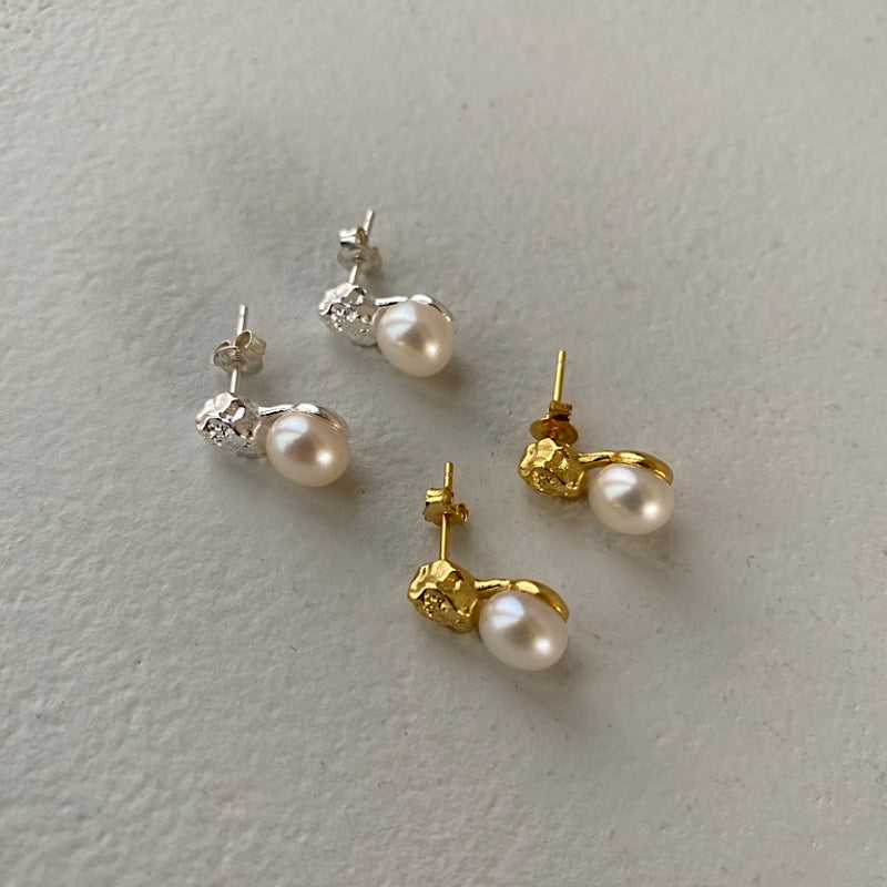 Mini coral pearl earring