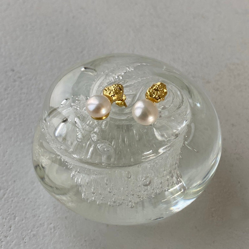 Mini coral pearl earring