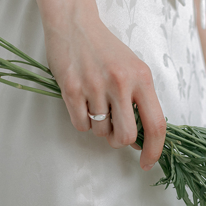 Uovo ring _ white gemstone (white moonstone)
