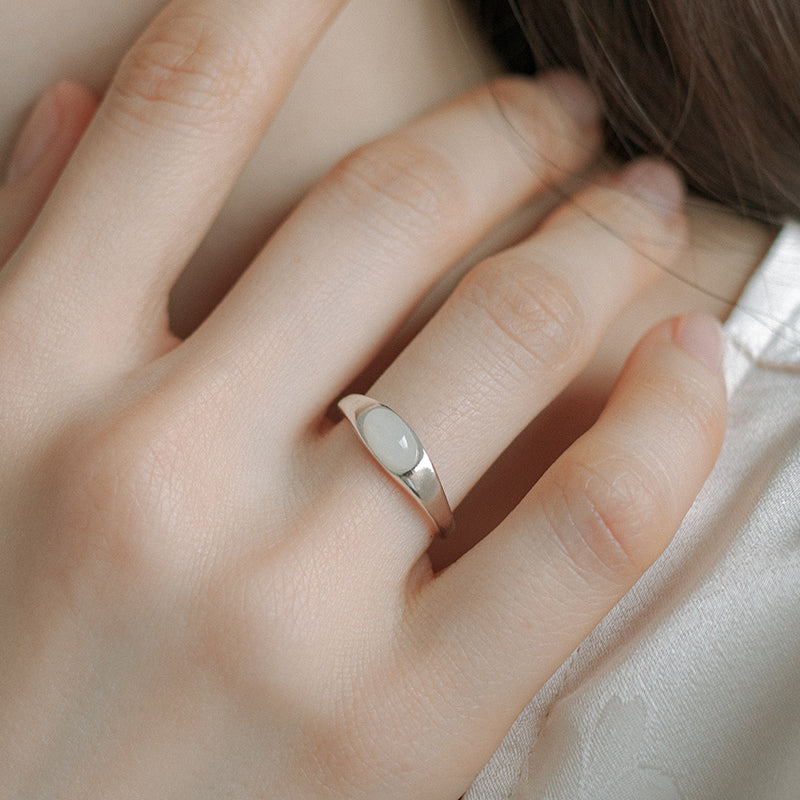 Uovo ring _ white gemstone (white moonstone)