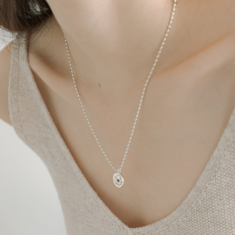 Round poppy necklace