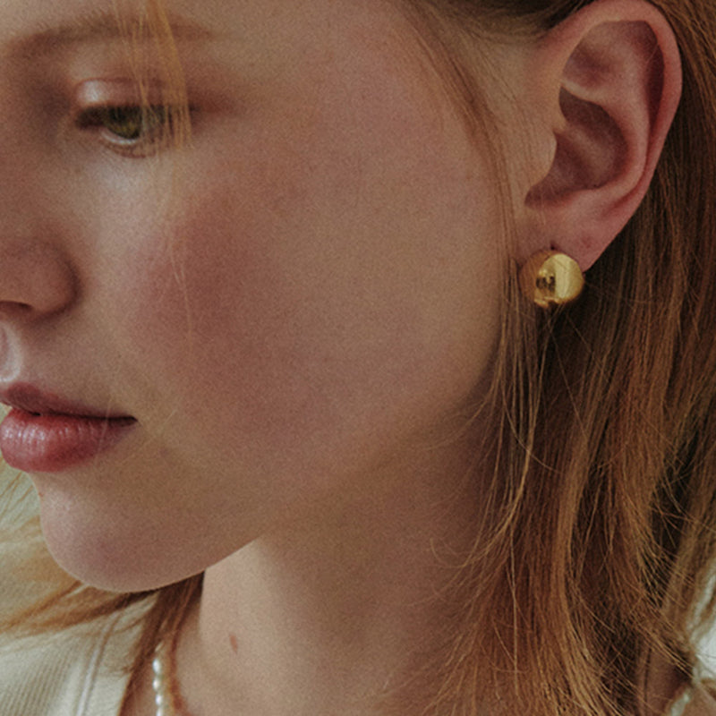 チャビー ウォルナット ピアス：ゴールド / CHUBBY WALNUT EARRING (GOLD)