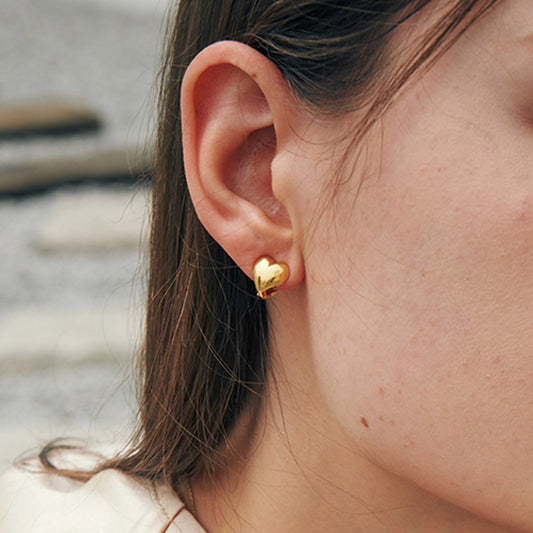 プランプ ハート ピアス：ゴールド / PLUMP HEART EARRING (GOLD)