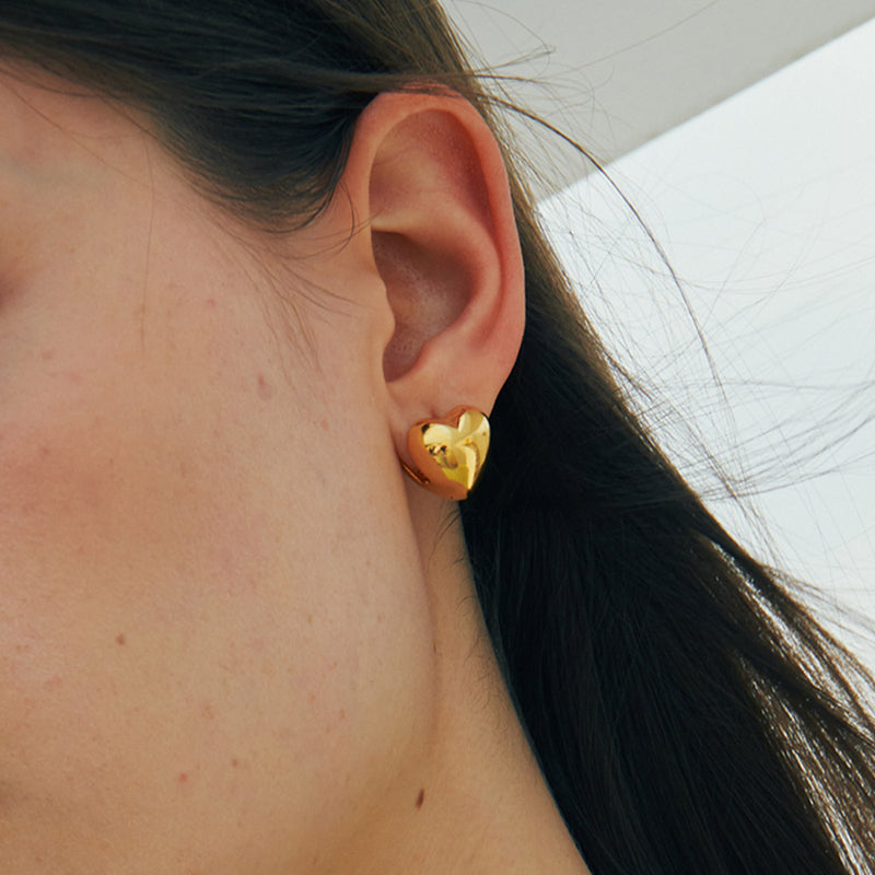 チャビー ハート ピアス：ゴールド / CHUBBY HEART EARRING (GOLD)