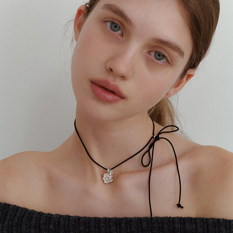 ディープ ローズ ブラック ストリング ネックレス / deep rose black string necklace