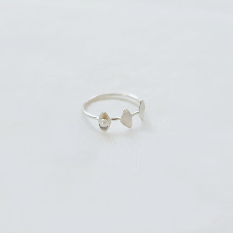 Pearl leafs ring