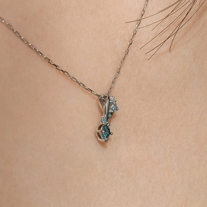 アイスブルー ダイヤ スワール ネックレス / Ice Blue Diamond Swirl Necklace