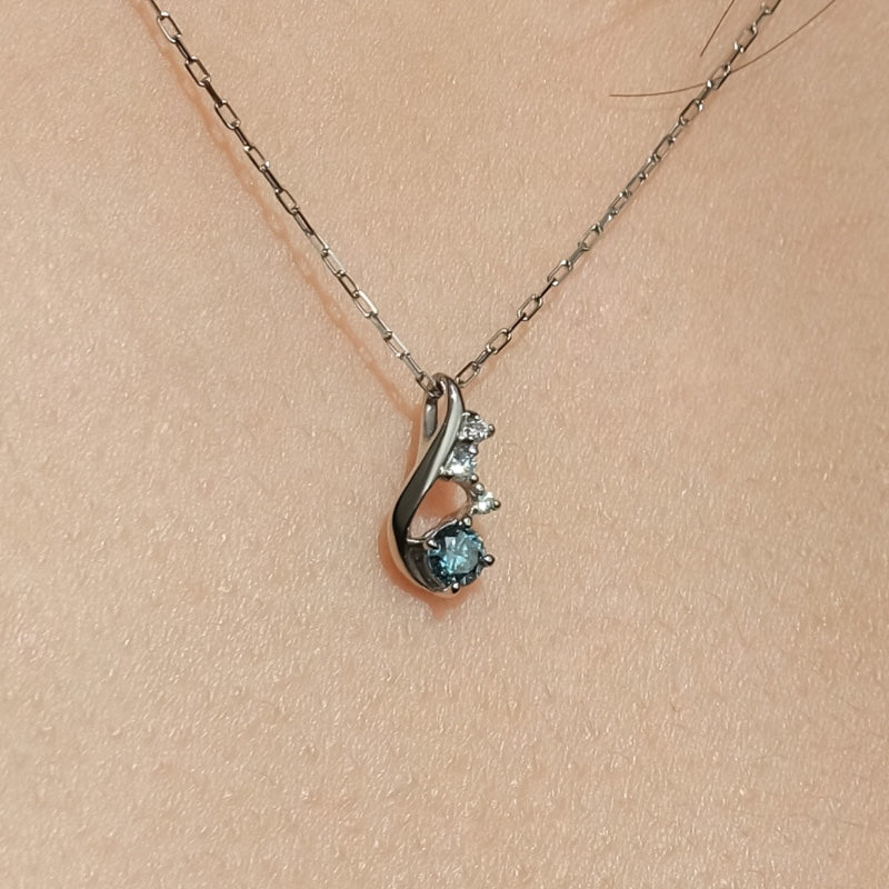 アイスブルー ダイヤ カーブ ネックレス / Ice Blue Diamond Curve Necklace