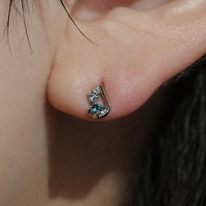 アイスブルー ダイヤ カーブ ピアス / Ice Blue Diamond Curve Earrings