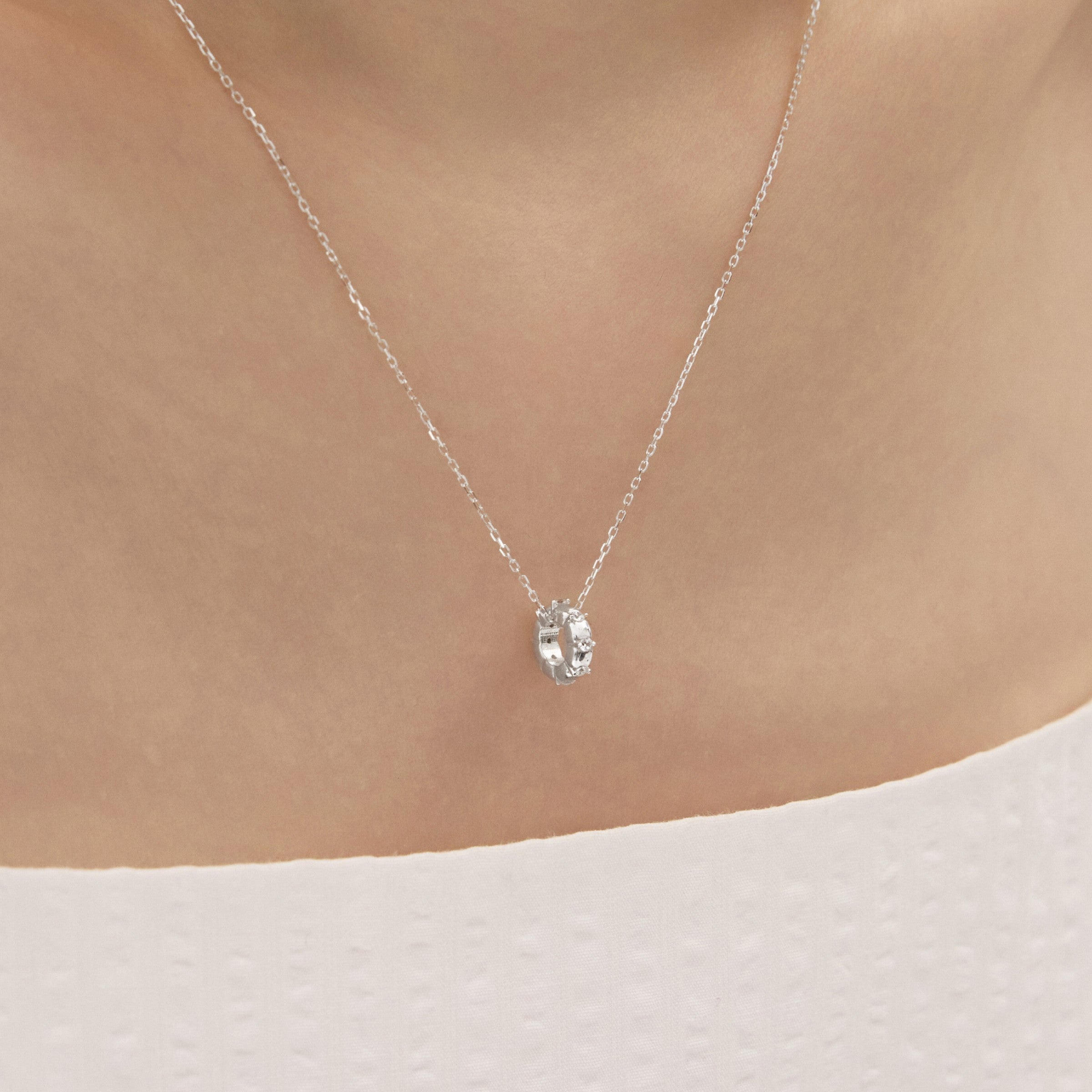 シルバ ホワイトスト?ンリングペンダントウィアモンズネックレス / Silver White Stone Ring Pendant Necklace