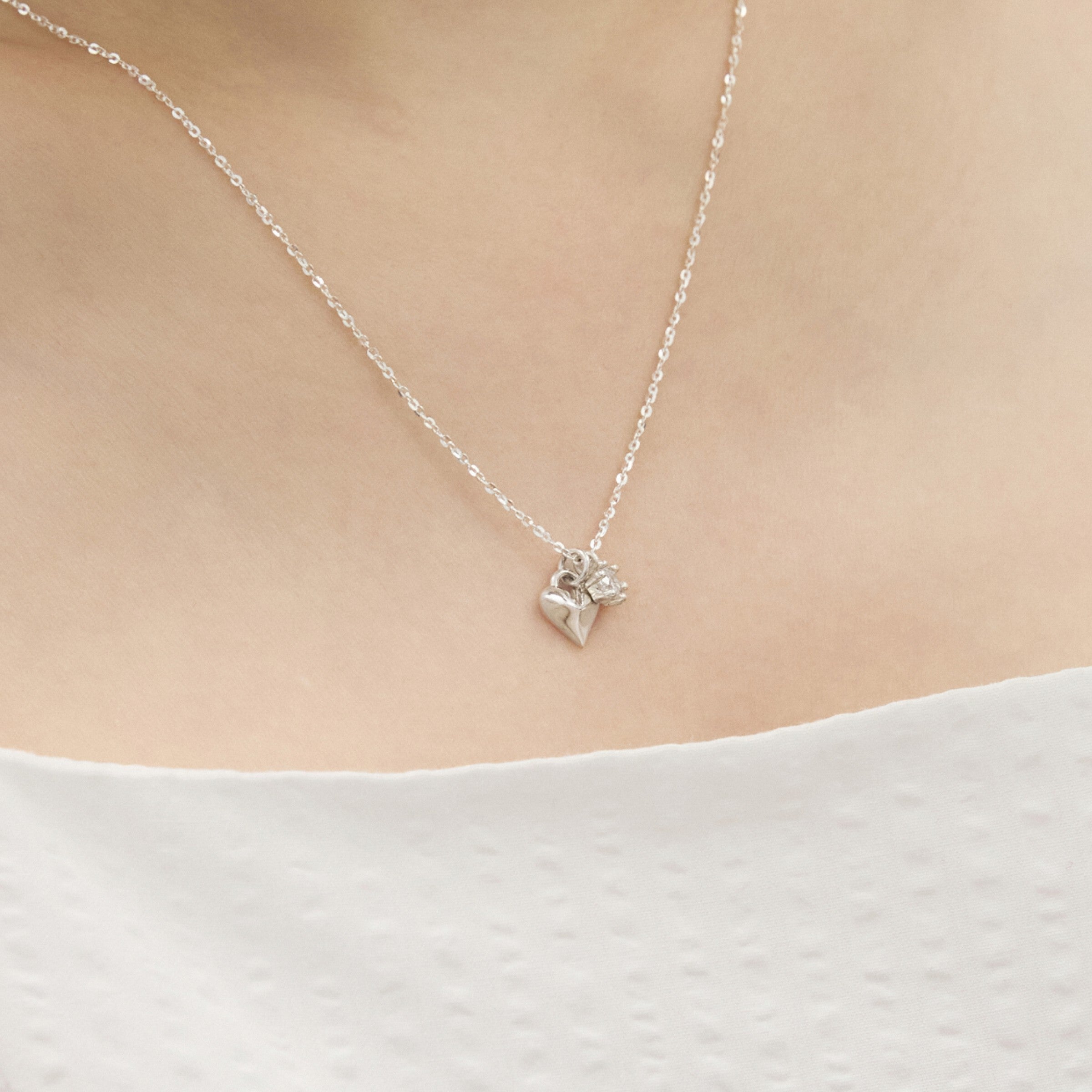 シルバーボリュームハートチャームウィアモンズネックレス / Silver Volume Heart Charm Necklace