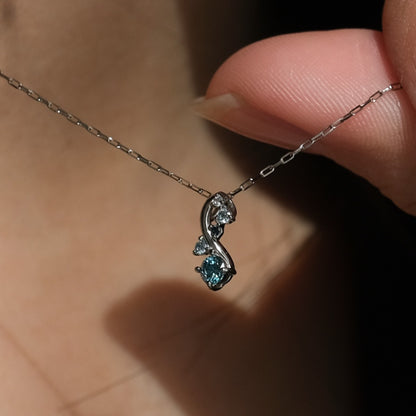 アイスブルー ダイヤ スワール ネックレス / Ice Blue Diamond Swirl Necklace