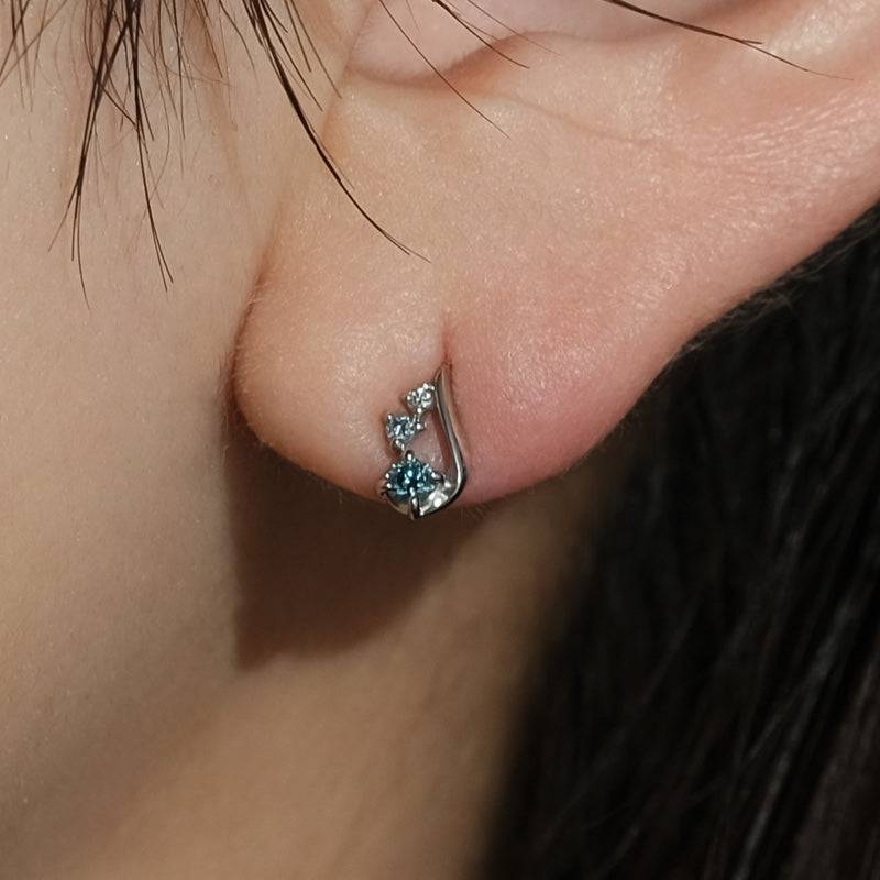 アイスブルー ダイヤ カーブ ピアス / Ice Blue Diamond Curve Earrings