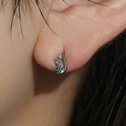 アイスブルー ダイヤ カーブ ピアス / Ice Blue Diamond Curve Earrings