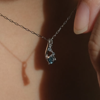 アイスブルー ダイヤ カーブ ネックレス / Ice Blue Diamond Curve Necklace