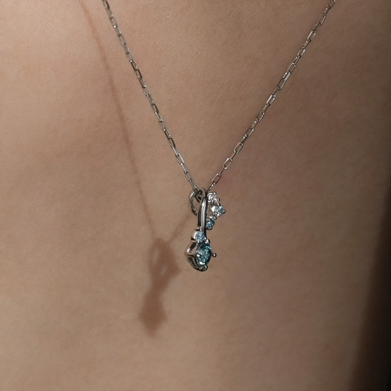 アイスブルー ダイヤ スワール ネックレス / Ice Blue Diamond Swirl Necklace