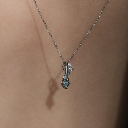 アイスブルー ダイヤ スワール ネックレス / Ice Blue Diamond Swirl Necklace