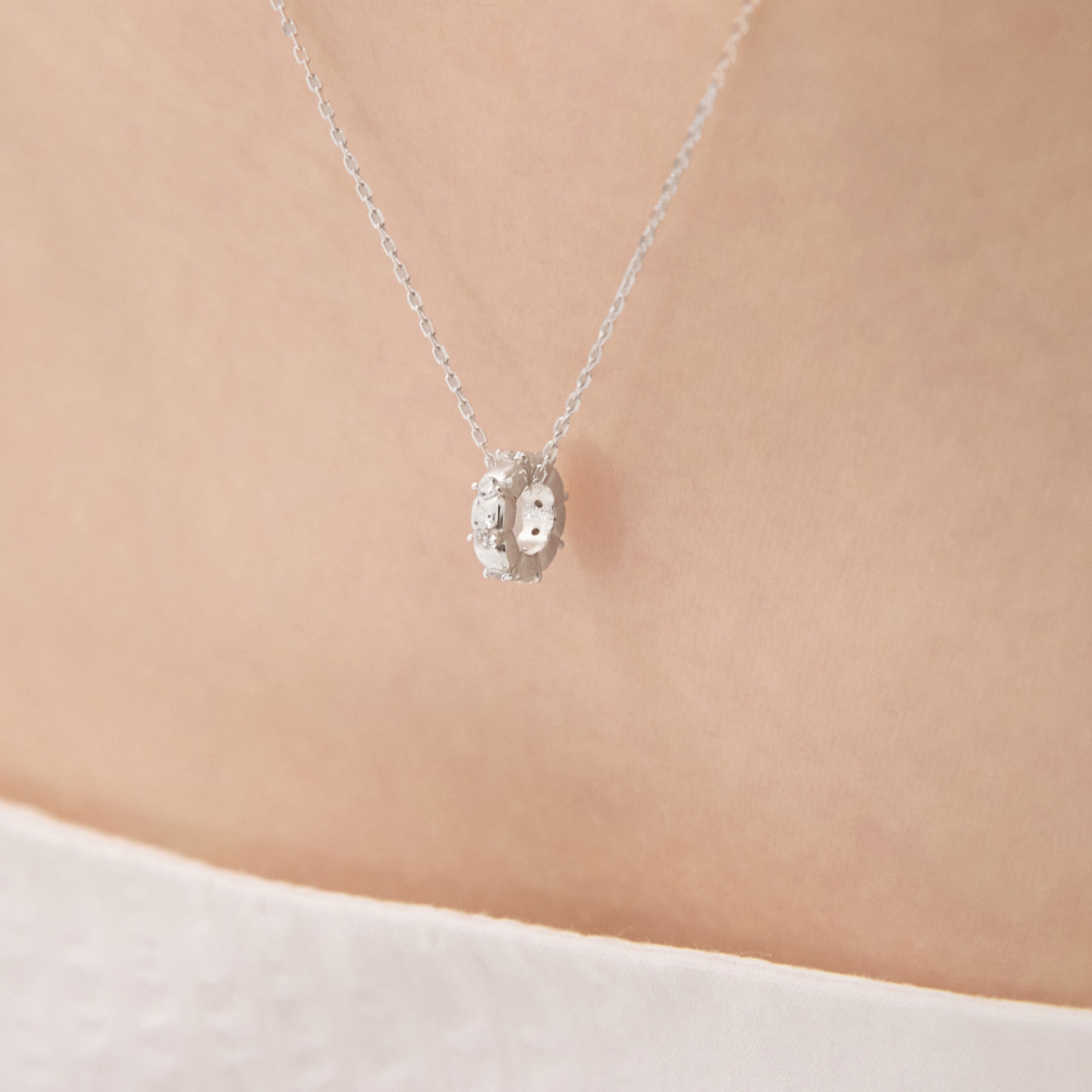 シルバ ホワイトスト?ンリングペンダントウィアモンズネックレス / Silver White Stone Ring Pendant Necklace