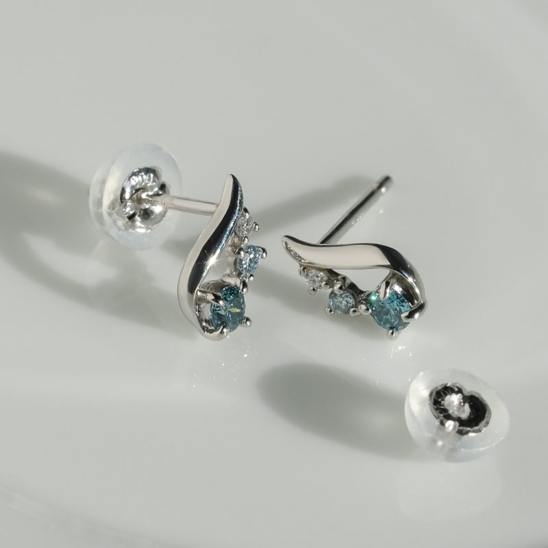 アイスブルー ダイヤ カーブ ピアス / Ice Blue Diamond Curve Earrings