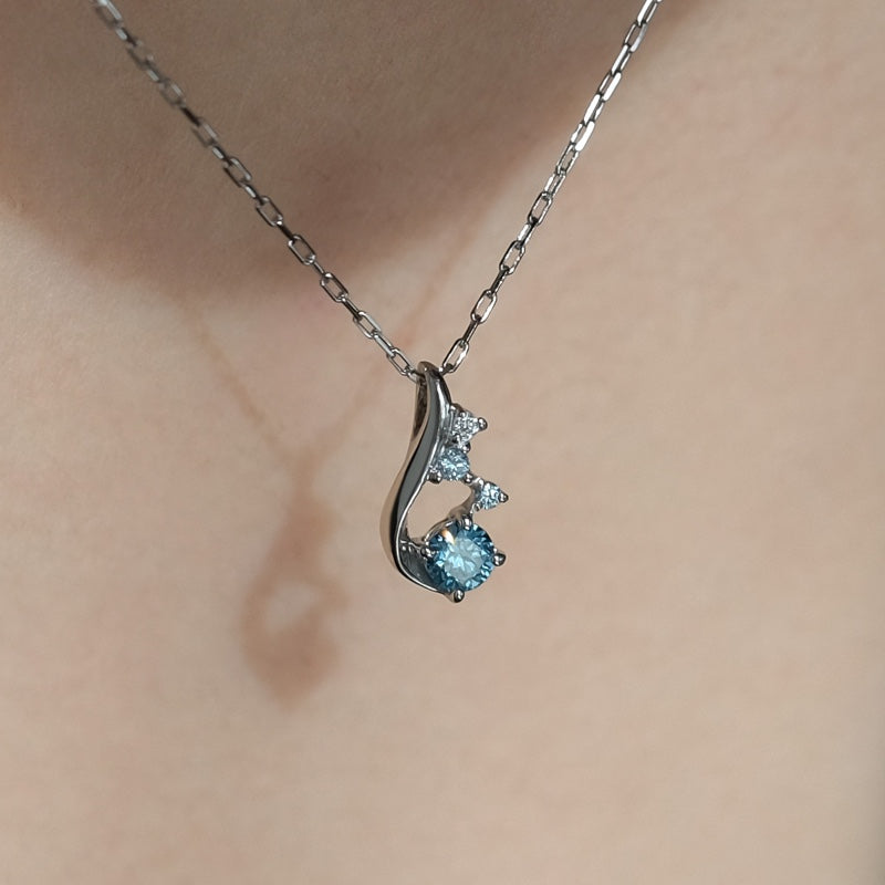 アイスブルー ダイヤ カーブ ネックレス / Ice Blue Diamond Curve Necklace