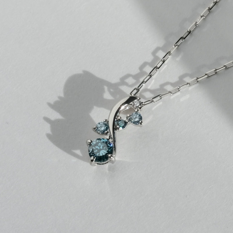 アイスブルー ダイヤ スワール ネックレス / Ice Blue Diamond Swirl Necklace