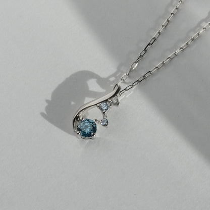 アイスブルー ダイヤ カーブ ネックレス / Ice Blue Diamond Curve Necklace