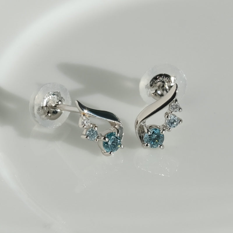 アイスブルー ダイヤ カーブ ピアス / Ice Blue Diamond Curve Earrings
