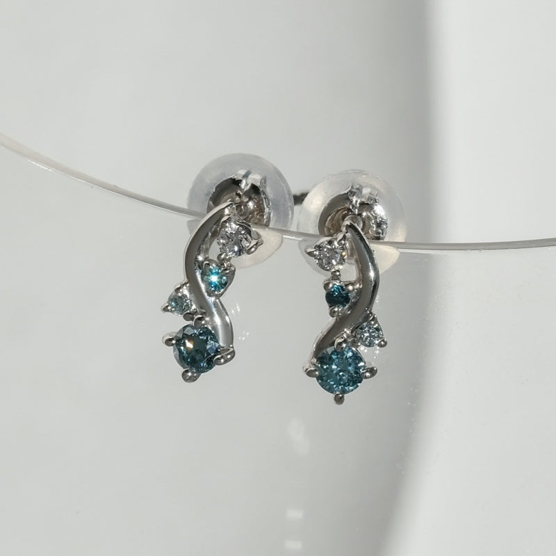 アイスブルー ダイヤ スワール ピアス / Ice Blue Diamond Swirl Earrings