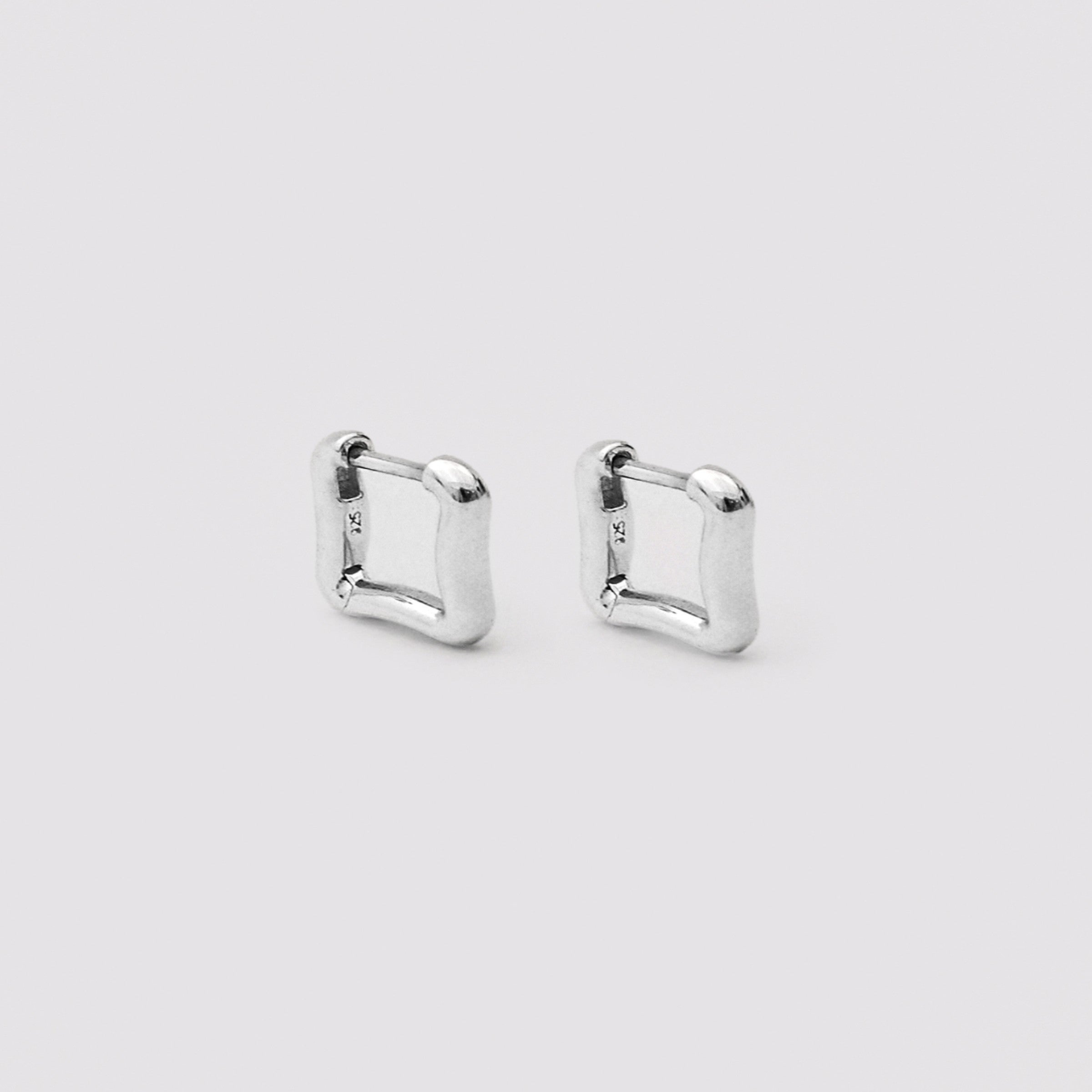 シルバーメルテッドフレームウィアモンズワンタッチイヤリング / SIilver Melted Frame One-Touch Earrings