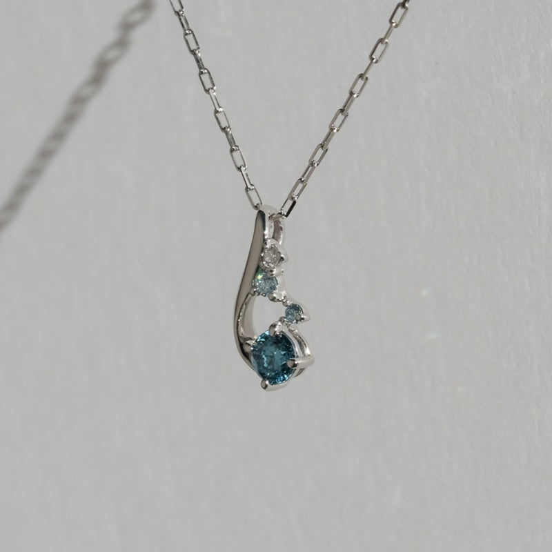 アイスブルー ダイヤ カーブ ネックレス / Ice Blue Diamond Curve Necklace