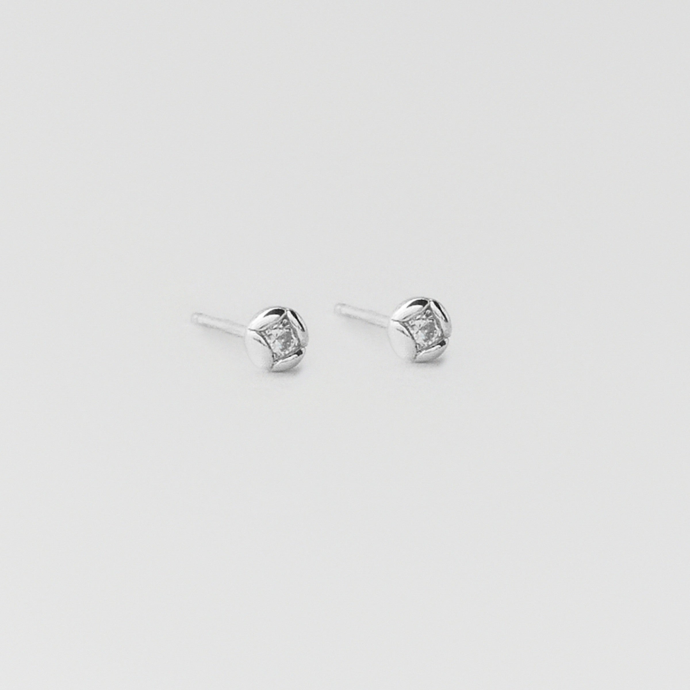 シルバーブルームストーンウィアモンズイヤリング / Silver Bloom Stone Earrings