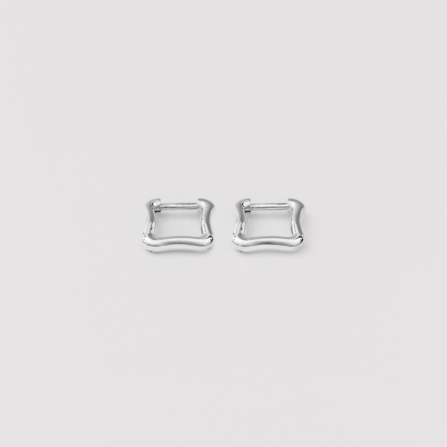 シルバーメルテッドフレームウィアモンズワンタッチイヤリング / SIilver Melted Frame One-Touch Earrings