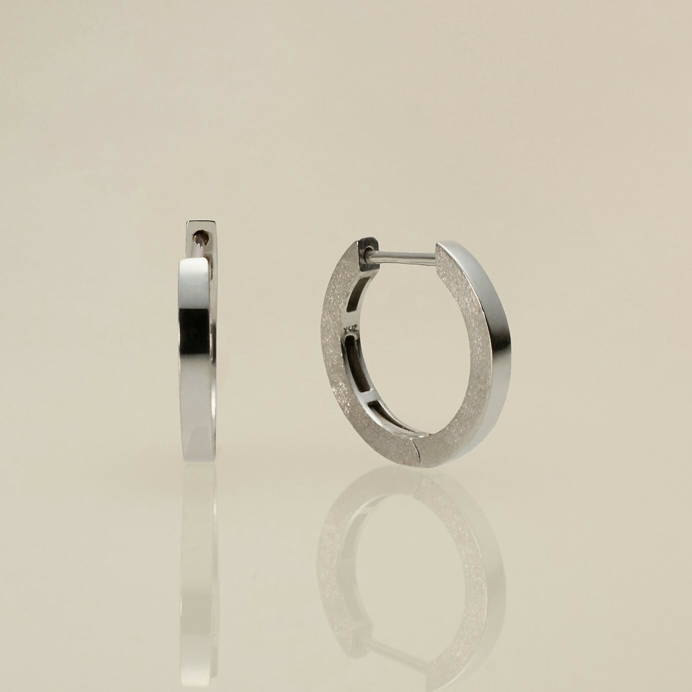 K10 フラット フープピアス：ミディアム / 10K flat hoop pierced earring - medium