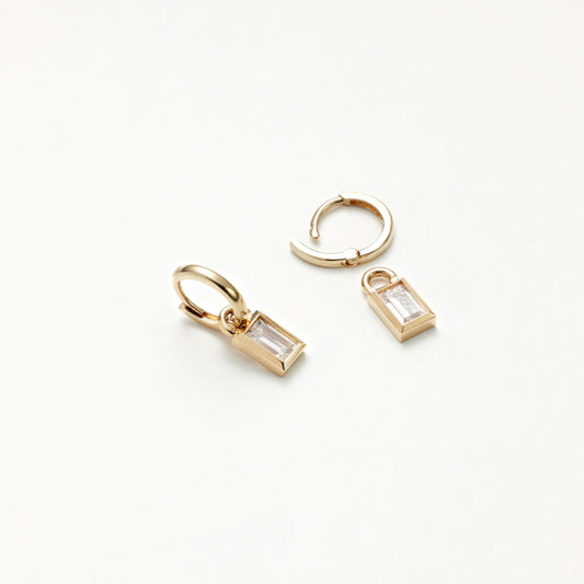 K14 エッジ スクエア バゲット ストーン チャーム ピアス / 14K Edge Square Baguette Stone Charm Earrings