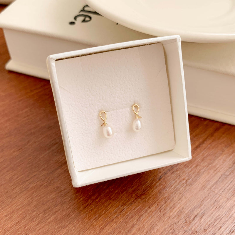 K14 パール リボン ポイント ピアス / 14K Pearl Ribbon Point Earrings